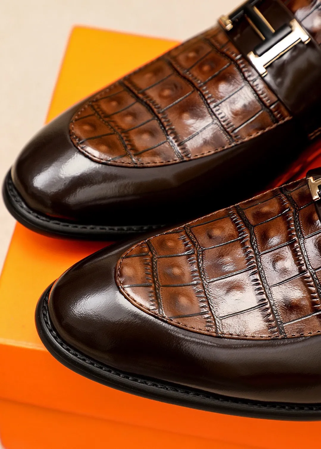 Men's shoes 💰480 💐 Product trademark: HERMES "Hermès" casual leather shoes Regular size: 39-44 (38.45.46🉑️Customized) Product materials: Selected imported first-layer calfskin embossed upper + classic hardware buckle, imported water-dyed cowhide lining. Strong three-dimensional visual effect, combined outsole Color: 2⃣️colors available